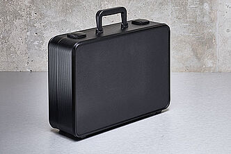 moderner Koffer in schwarz